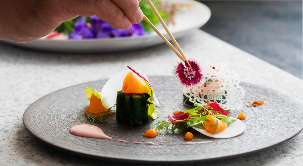 一流シェフが真心を込めたこだわりの料理でおもてなし