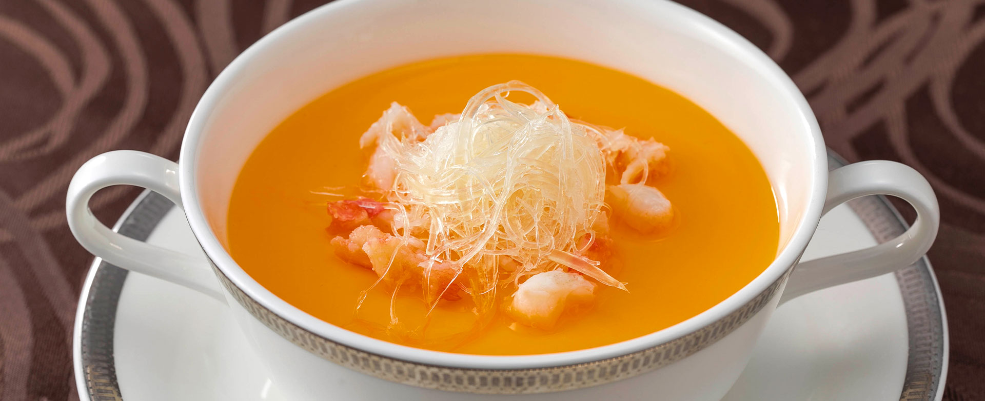 ホテルならではの優雅な空間で食材の旨みを最大限に活かした本格中国料理をご堪能ください。