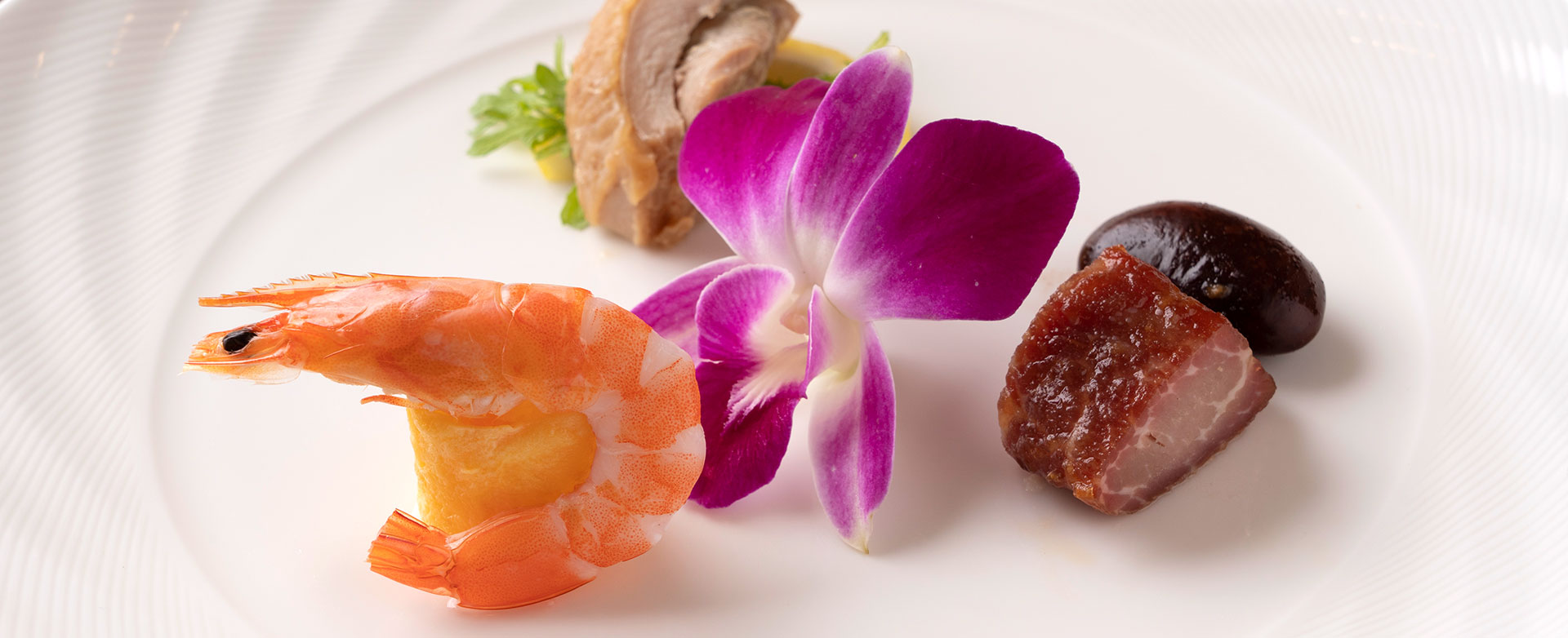 2つの料理のスタイルが楽しめる折衷料理。幅広い年代の方々にも喜ばれる料理をお楽しみください。