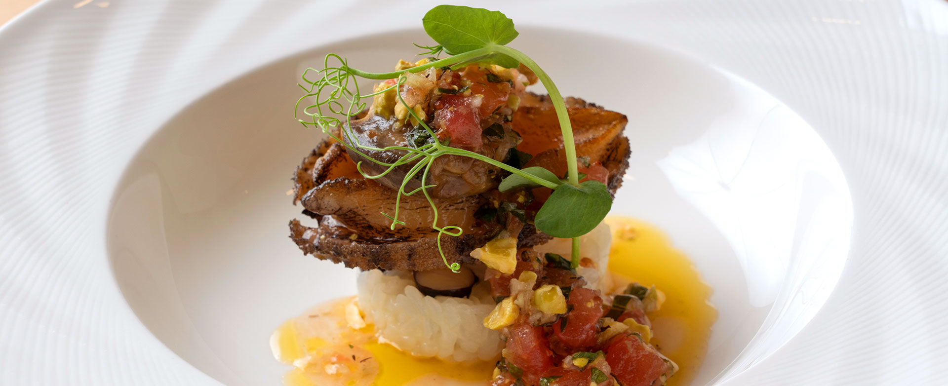 2つの料理のスタイルが楽しめる折衷料理。幅広い年代の方々にも喜ばれる料理をお楽しみください。