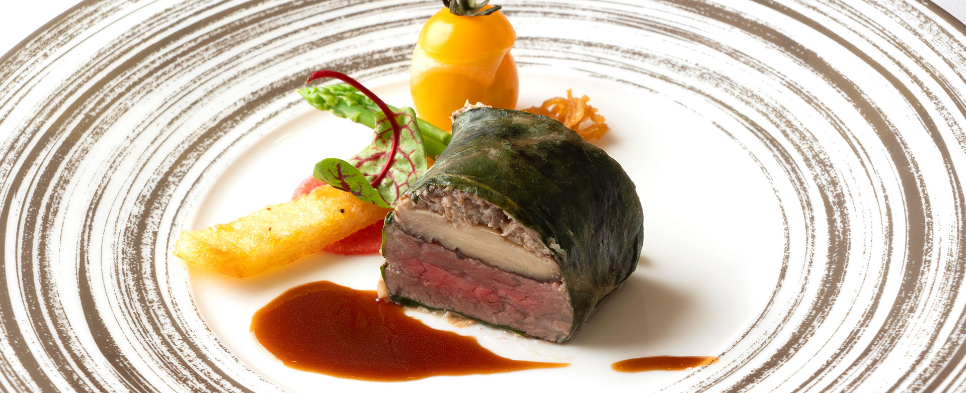 厳選した食材を使用し一品一品に想いをのせた芸術的な料理をご提供いたします。シェフ渾身の料理をご堪能ください。