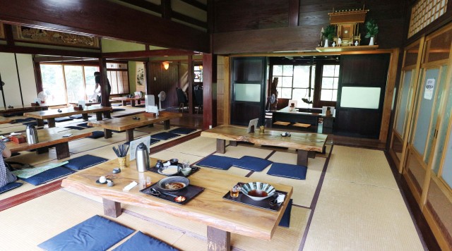 合掌造りの中で蕎麦を満喫