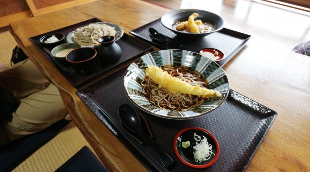 合掌造りの中で蕎麦を満喫
