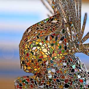 33色のアンティークガラスを約2万ピース使用