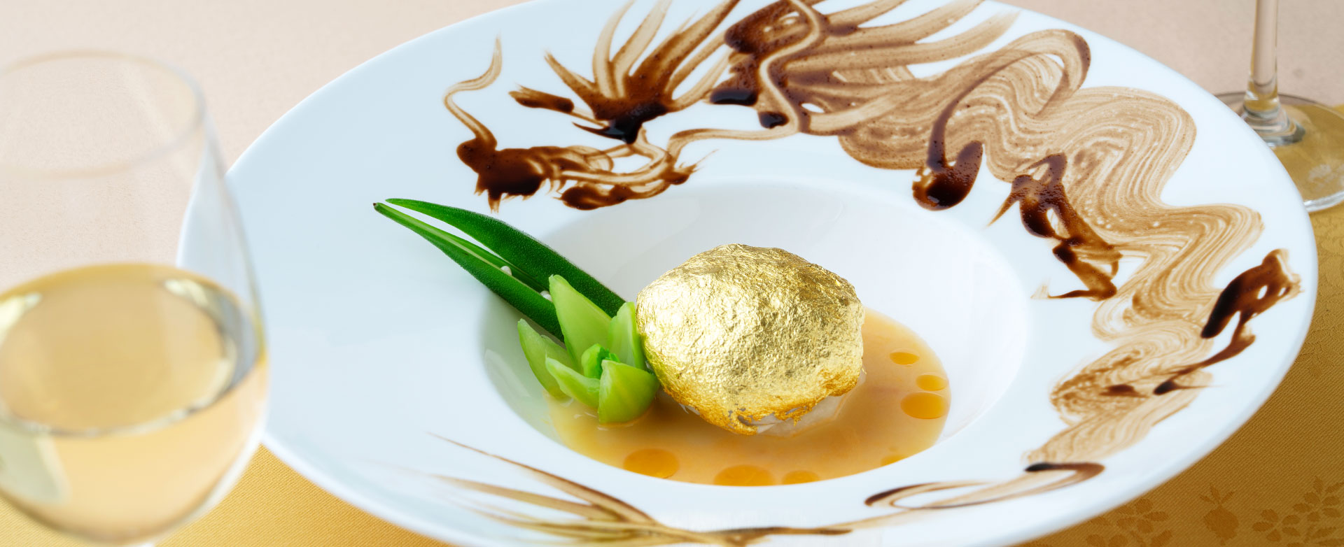 ホテルならではの優雅な空間で食材の旨みを最大限に活かした本格中国料理をご堪能ください。