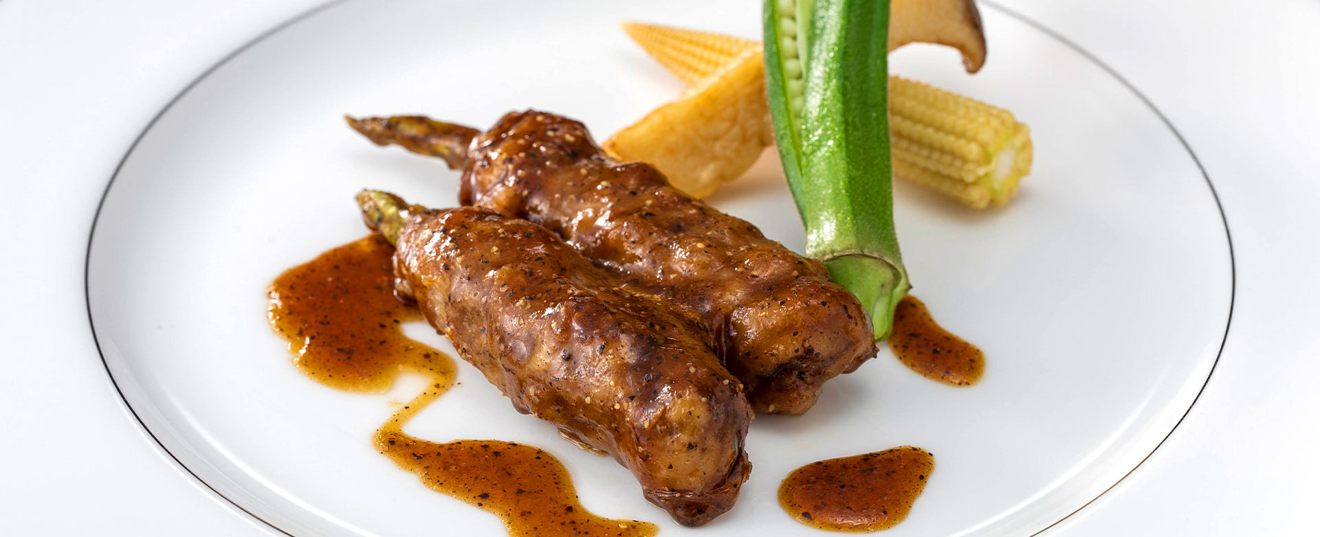 ホテルならではの優雅な空間で食材の旨みを最大限に活かした本格中国料理をご堪能ください。