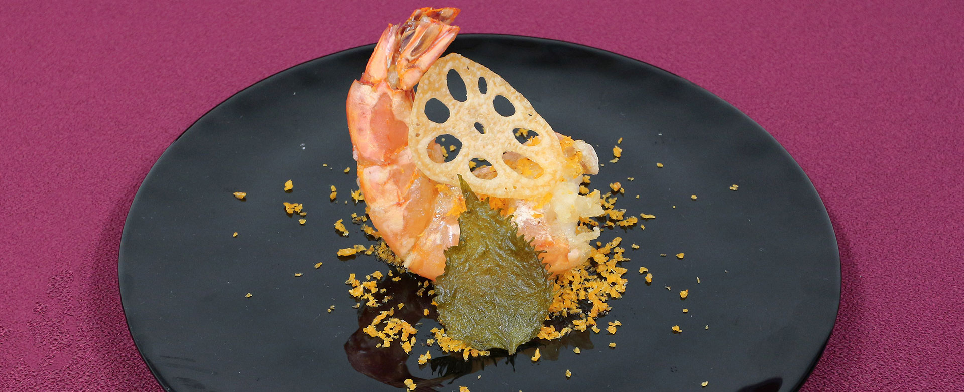 ホテルならではの優雅な空間で食材の旨みを最大限に活かした本格中国料理をご堪能ください。