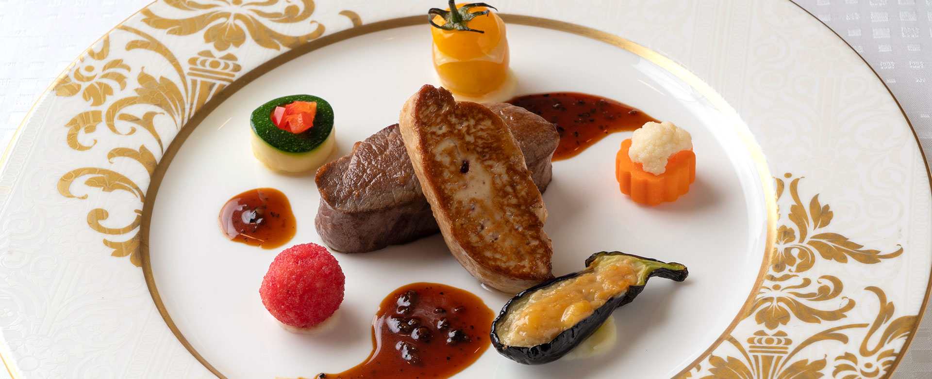 厳選した食材を使用し一品一品に想いをのせた芸術的な料理をご提供いたします。シェフ渾身の料理をご堪能ください。