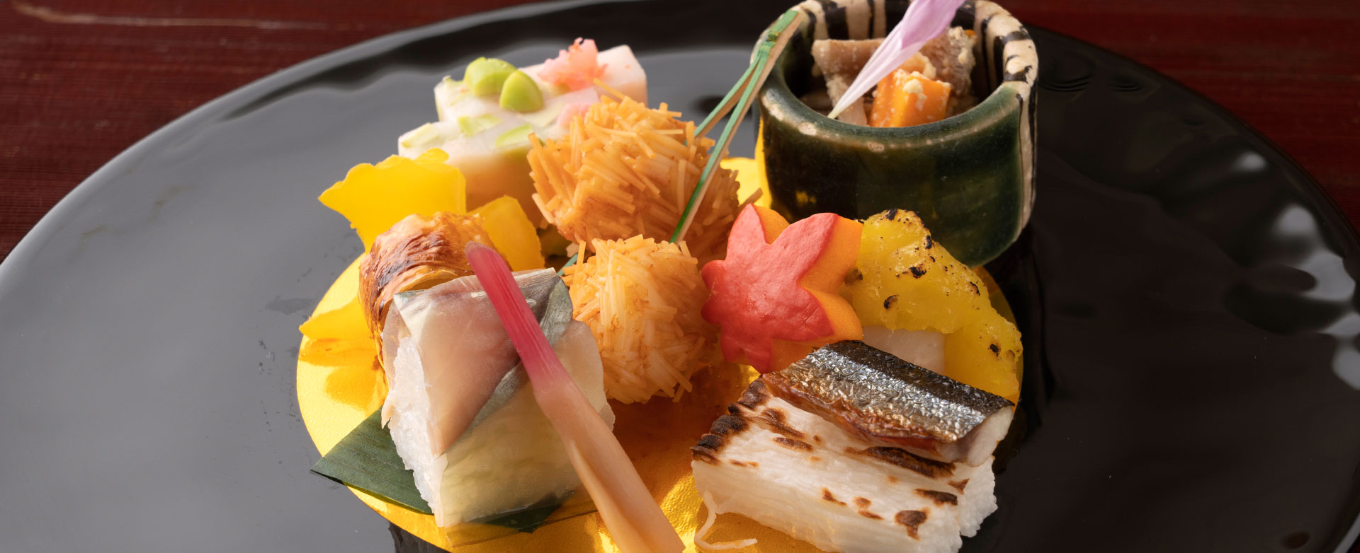 季節の食材をふんだんに使用したシェフの技が光る芸術的な本格日本料理をご堪能ください。