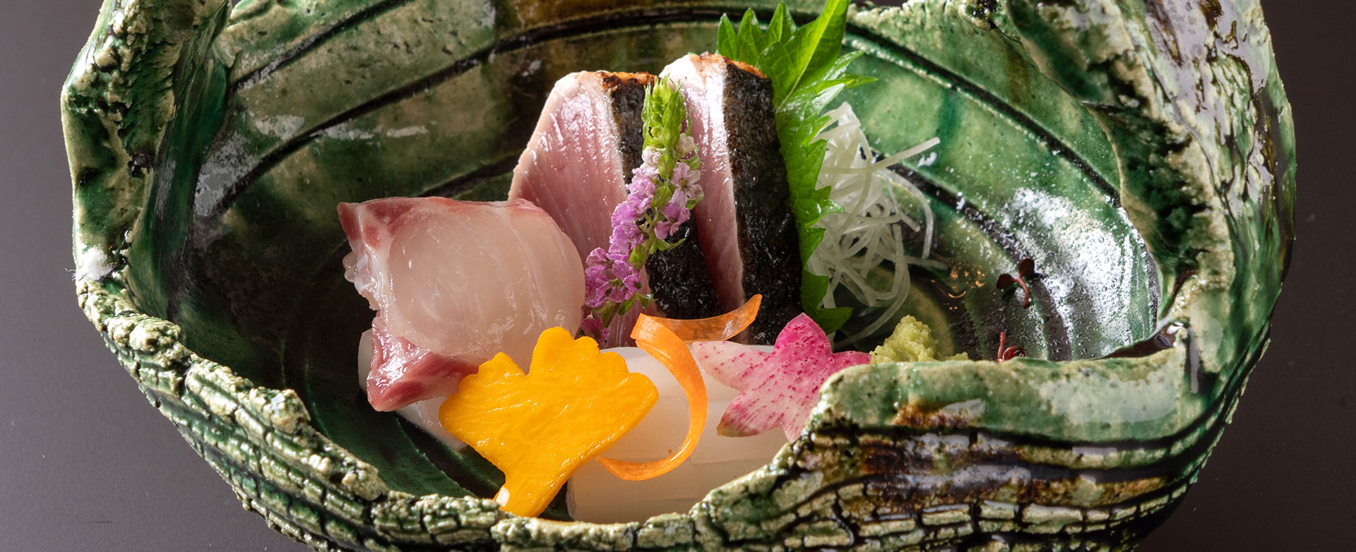 季節の食材をふんだんに使用したシェフの技が光る芸術的な本格日本料理をご堪能ください。