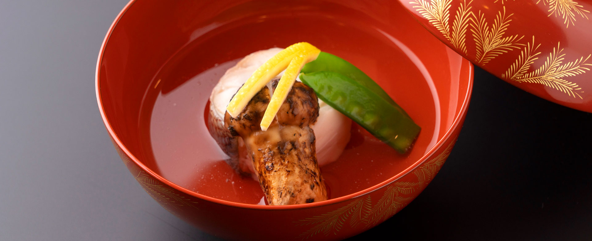 季節の食材をふんだんに使用したシェフの技が光る芸術的な本格日本料理をご堪能ください。