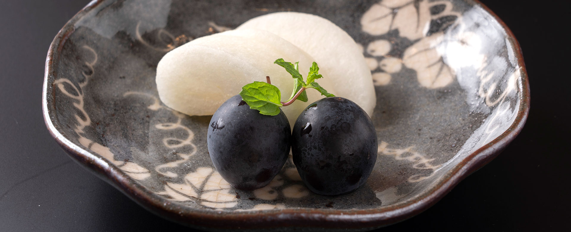 季節の食材をふんだんに使用したシェフの技が光る芸術的な本格日本料理をご堪能ください。