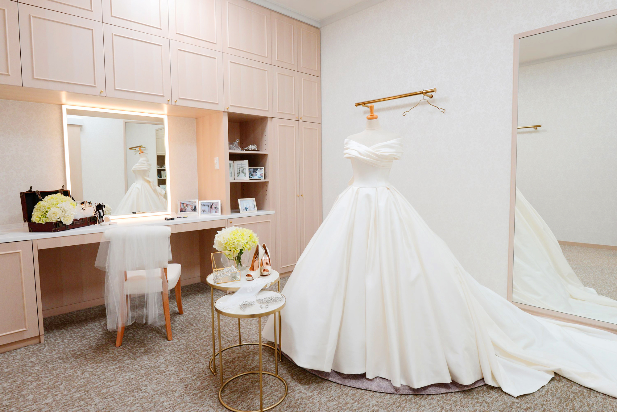 BRIDE’S SALON