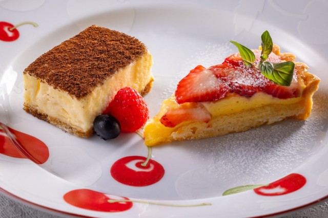 苺のタルトとティラミス