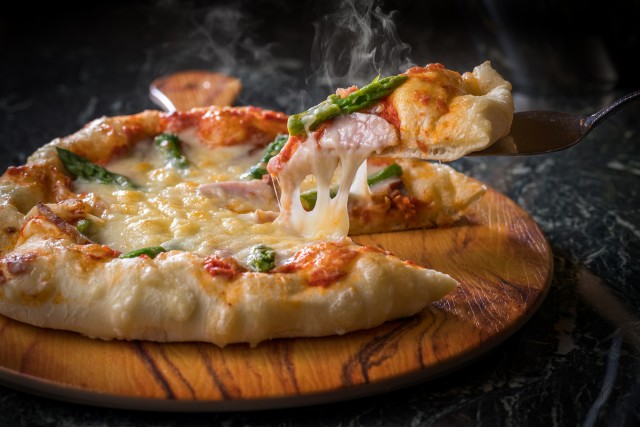 釜で焼き上げる「ピザ」