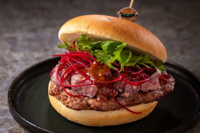 わさび菜とトマト モッツアレラの三色わさびバーガー