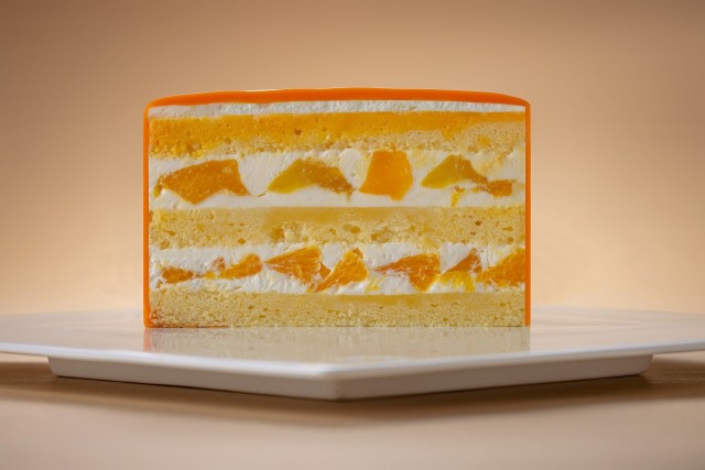 ライムの皮と果汁を練り込んだウィークエンド生地、シャンティクリーム、オレンジ、マンゴーを使用。