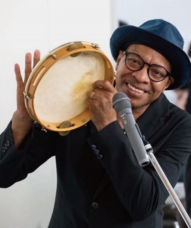 ホベルト・カザノバ (vo / per)