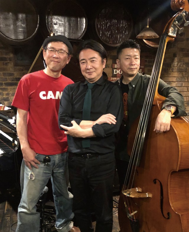 THE TENNG BAND　林三景 (p)　小野田健 (b)　小柴志破男 (ds)