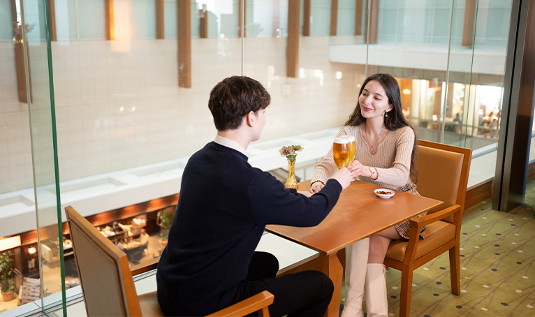 画像：ビールを飲む男女