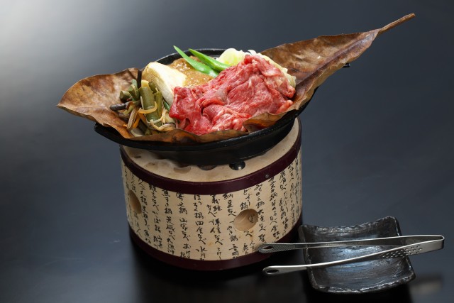 A5等級の飛騨牛を使用した『朴葉味噌焼き』