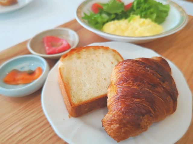 クロワッサン と イギリスパン トースターで温めてください。