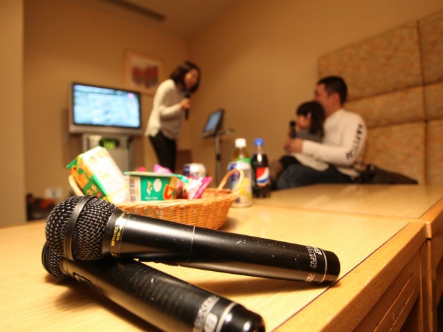 〇カラオケルーム - 家族でプライベート空間を楽しむ -