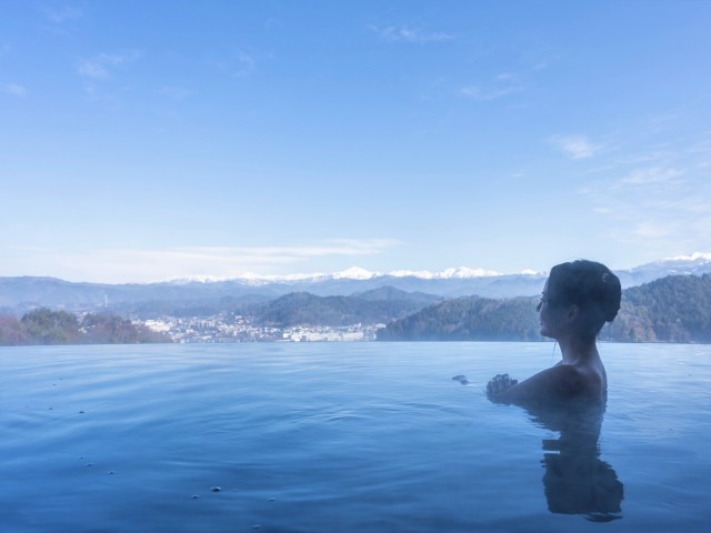 北アルプスを一望できる天然温泉
