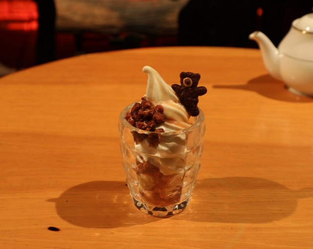 飛騨はちみつ入り自家製シフォンケーキと　　　　　　　　　　　　　　　　塩キャラメルソフト　￥880