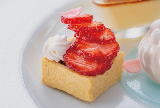 苺とよもぎのタルトレット