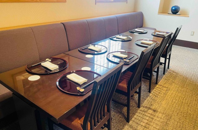 テーブルと椅子、ソファーの個室