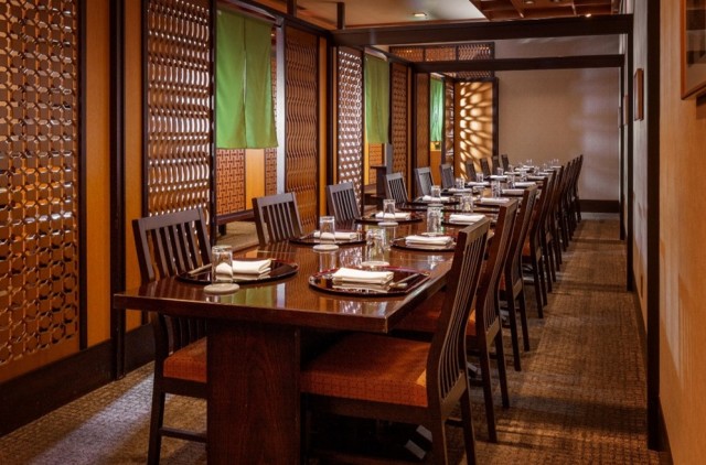 テーブルと椅子の半個室