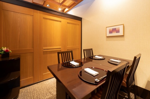 テーブルと椅子の半個室