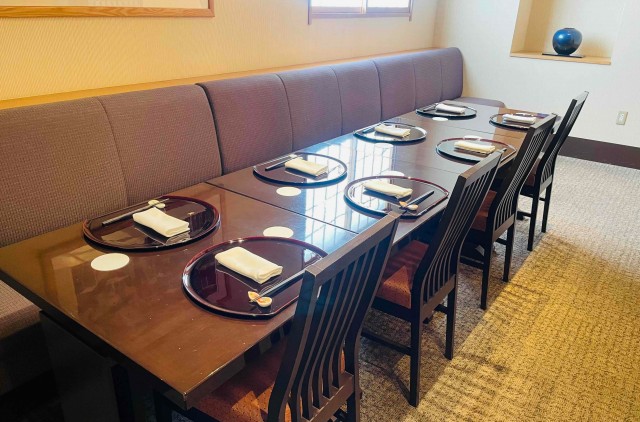 テーブルと椅子、ソファーの個室