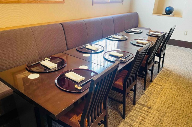 テーブルと椅子、ソファーの個室