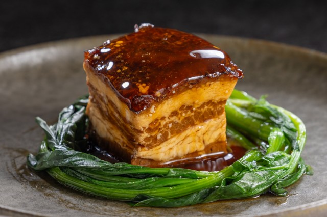 皮付き豚三枚肉の上海風醤油煮込み