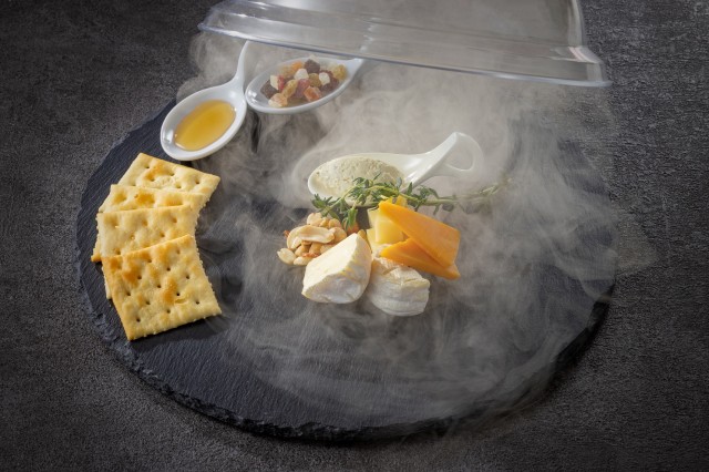 目の前で仕上げる燻製チーズとクラッカー ¥1,800