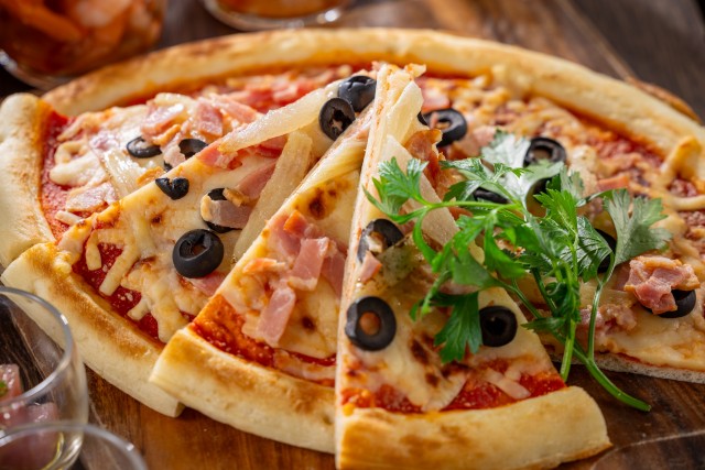 ベーコンと玉ねぎ ブラックオリーブのピザ