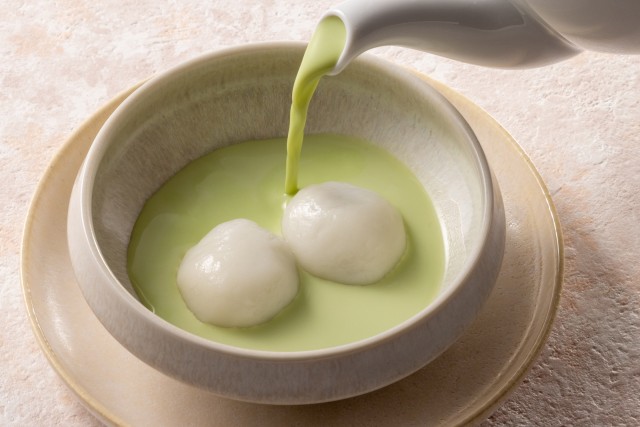 抹茶のココナッツミルクを目の前でかけて仕上げる黒胡麻餡入り白玉団子