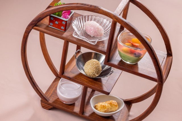 食後は苺や桜風味などのデザート5種を茶棚にのせてお届け