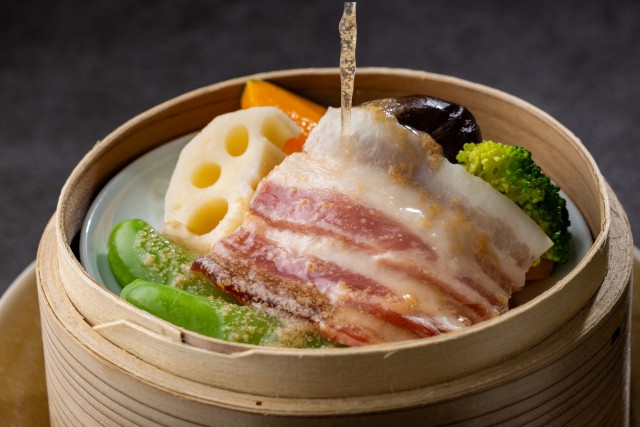 豚三枚肉と野菜の蒸籠蒸し 胡麻ソース添え