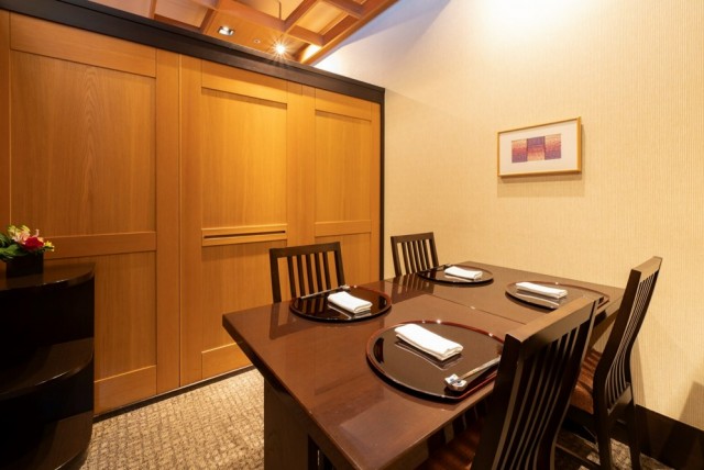 テーブルと椅子の半個室