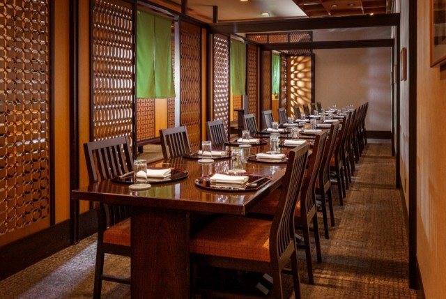 テーブルと椅子の半個室