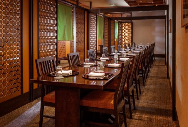 テーブルと椅子の半個室