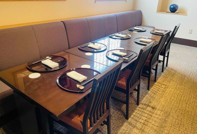 テーブルと椅子、ソファーの個室