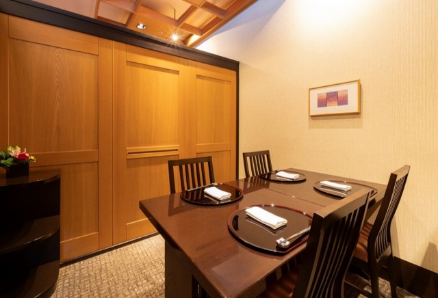 テーブルと椅子の半個室