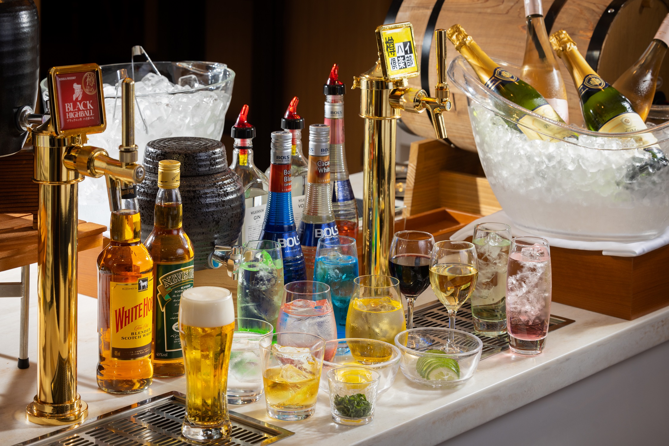 ランチからディナーまで楽しめるブッフェ